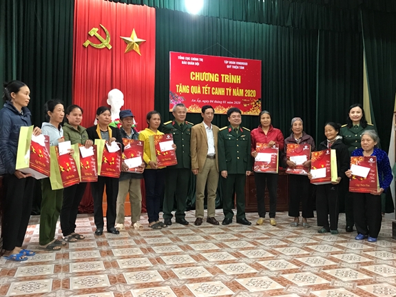 Đại diện Báo QĐND trao quà tặng bà con xã An Ấp (Quỳnh Phụ, Thái Bình).